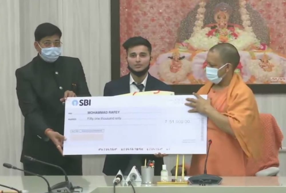 Yogi Adityanath meets to children elected for rashtriya Bal Puraskar.