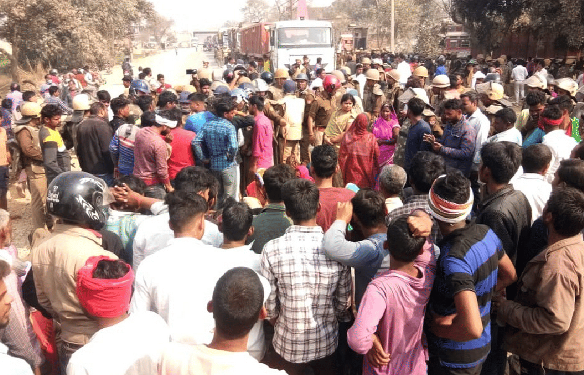 youth died in detained villagers and people anger around police station force deployed see the images in jaunpur