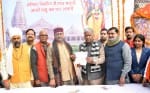 निधि समर्पण अभियान के दौरान क्षेत्र प्रचारक अनिल को चेक देकर रसीद लेते सांसद डॉ. अशोक वाजपेयी। सं