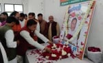 अशोक दुबे के चित्र के समक्ष श्रद्धांजलि अर्पित करते भाजपा जिलाध्यक्ष अजय धाकरे व अन्य