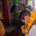 मंदिर में पूजन करते एमएलसी अरविंद कुमार शर्मा