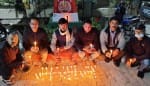 बागेश्वर के गांधी पार्क में पुलवामा शहीदों और जोशीमठ की आपदा में मारे गए लोगों को याद करते पुरानी