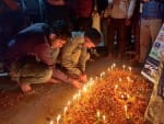 त्रिवेणीघाट पर मोमबत्ती जलाकर पुलवामा के शहीदों को श्रद्धांजलि देते हिंदू युवा वाहिनी के कार्य?