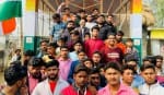 नजीबाबाद में शहीद मनोज की समाधि पर श्रद्घांजलि के लिए जमा युवा।