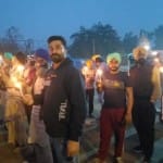 कुंडली बॉर्डर धरनास्थल पर कैंडल मार्च निकालते किसान।