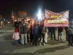 पुलवामा हमले की बरसी पर मशाल जुलूस निकाल श्रद्वाजंलि देते व्यापारी और युवा