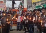 शहर के सिद्धार्थ तिराहे पर पुलवामा शहीदों को श्रद्धांजलि देते एबीवीपी कार्यकर्ता।