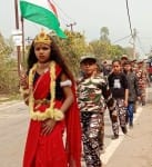 कोटद्वार के झंडीचौड़ में रैली निकालकर पुलवामा के शहीदों को श्रद्धांजलि देते बच्चे।