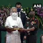 सेनाध्यक्ष को अर्जुन टैंक की चाबी देते हुए पीएम मोदी