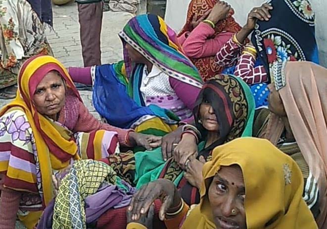 village,police,rupees,dead,bank