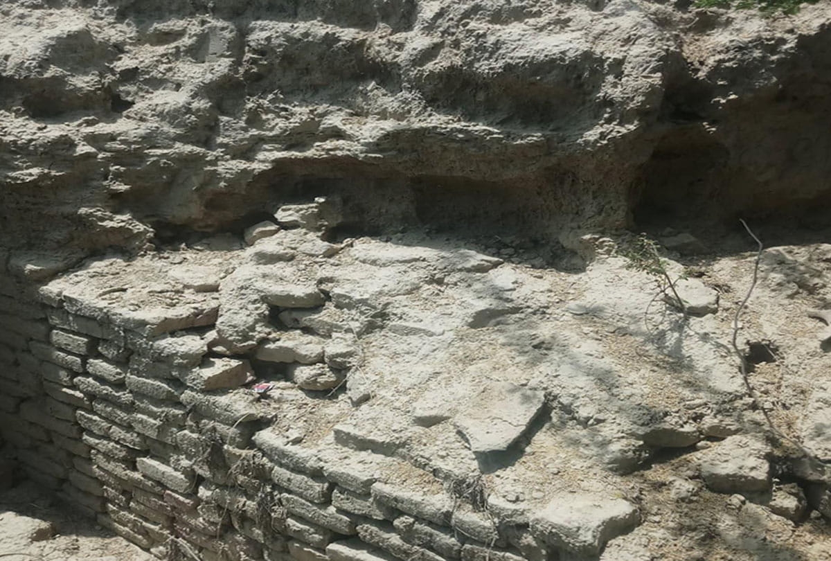Excavation of ancient mound in the greed of treasure overnight