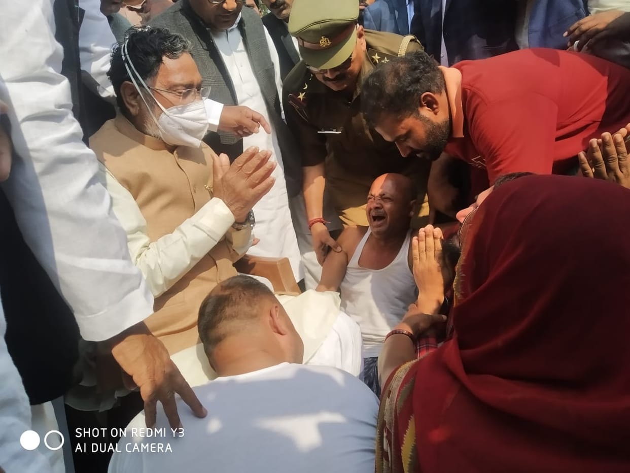 Ramgovind Chaudhary met family of dead young man in police custody in jaunpur