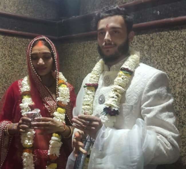 France boy and Gujarat girl get married on Valentine Day in varanasi