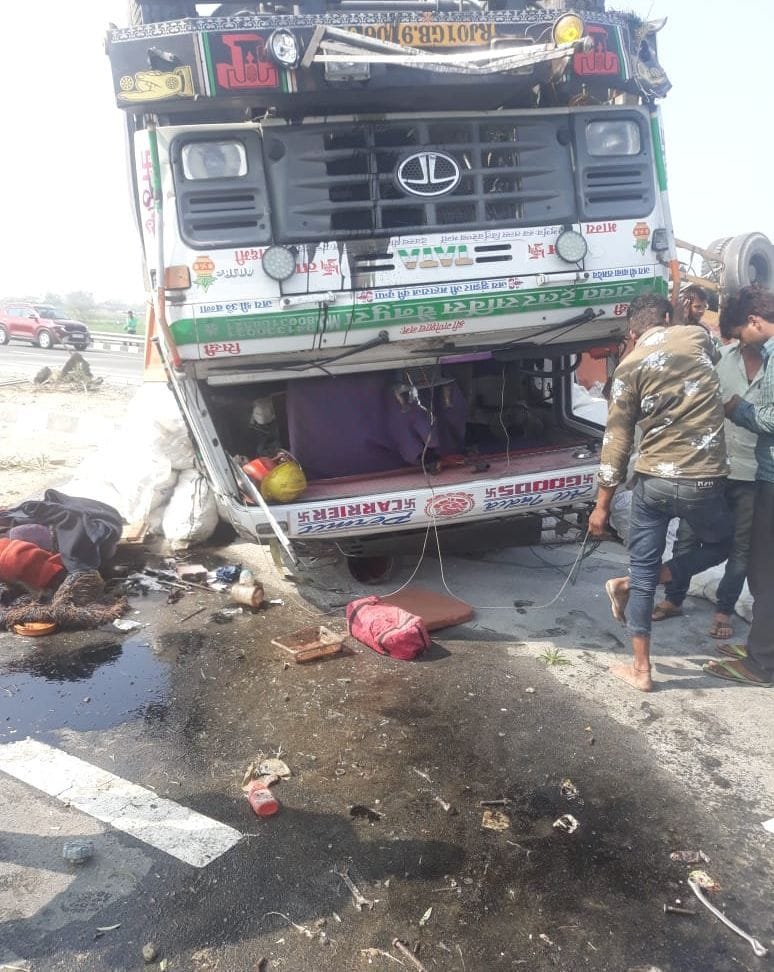 Truck overturns on expressway, three people injured