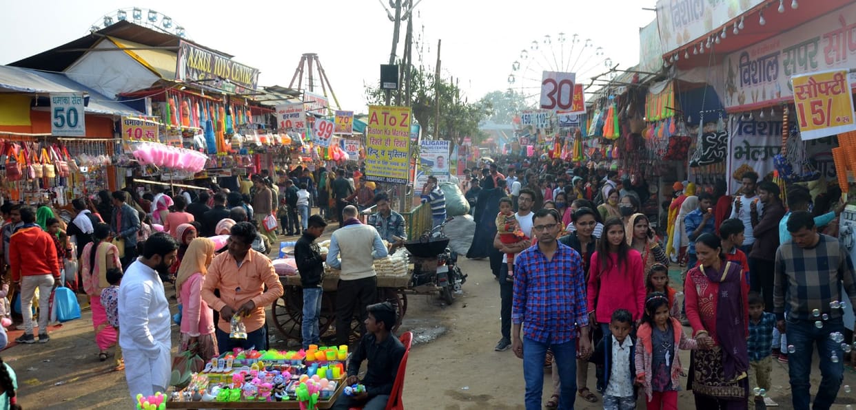 Aligarh: shawls dominated in Kashmiri market, gown of suit