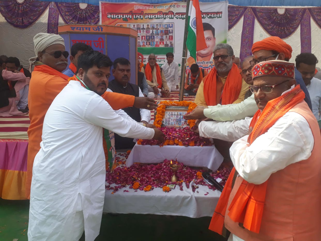 Ballia: Salutes to the martyrs of Pulwama attack, paid tribute