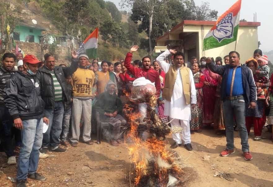 People burnt effigy of MLA on Kafalkhet-Maziyakhet bypass demanding asphalt