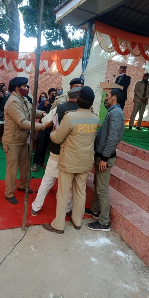 senior citizen angry in janmanch police interfair