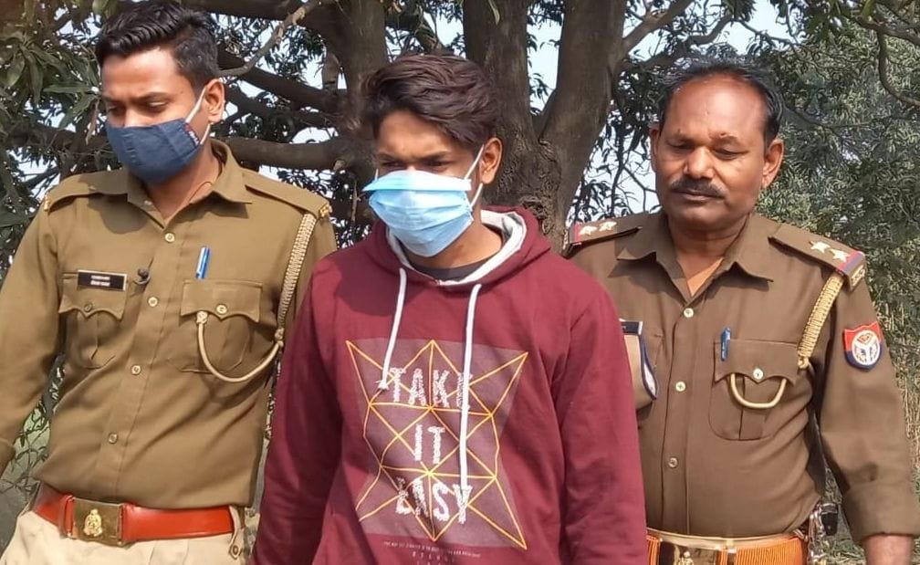 tamancha lekar photo vaayaral karane vaala yuvak giraphtaar