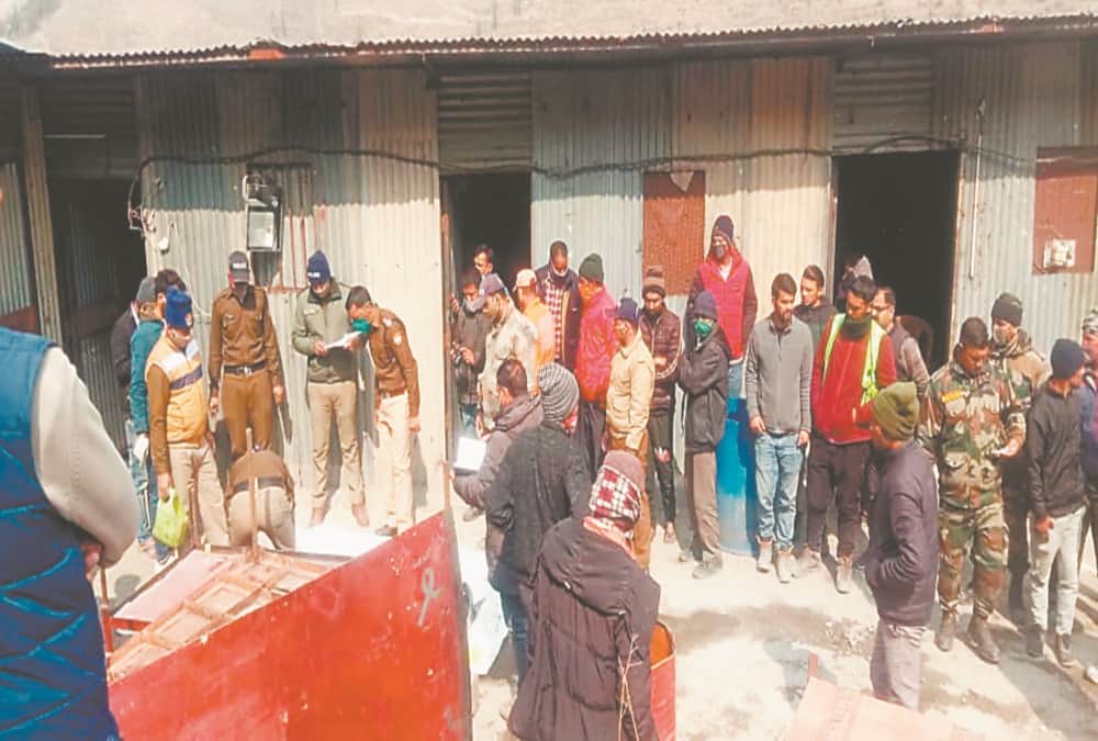 Uttarakhand Chamoli News: Family members of missing Dead Bodies crying in postmortem house photos