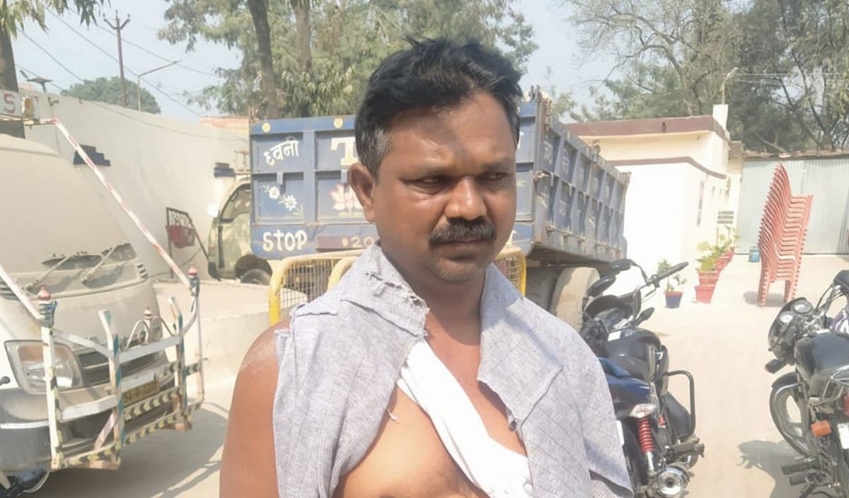 people beat bjp leader and Nagar Panchayat sadasya accused abscond after incident in mau up