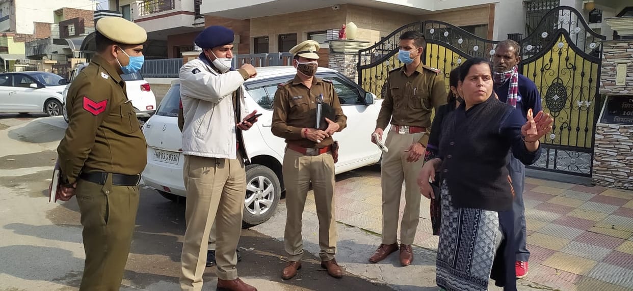 Bike riders snatch the purse of female accountant