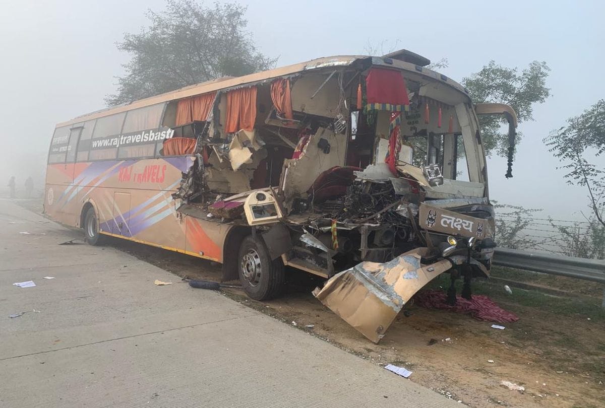 one person died in bus crashed on Yamuna Expressway in mathura