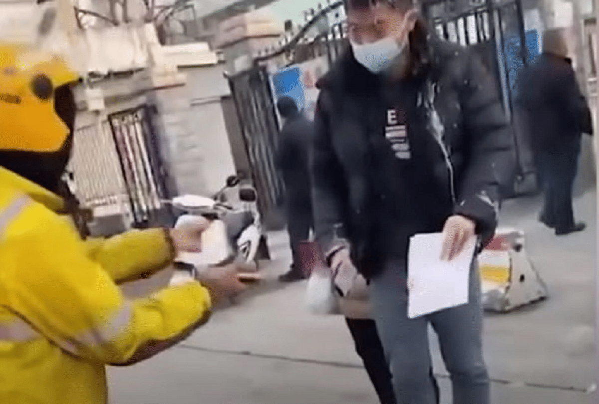 china delivery boy fulfills customers weird request to splash tea on ex boyfriend