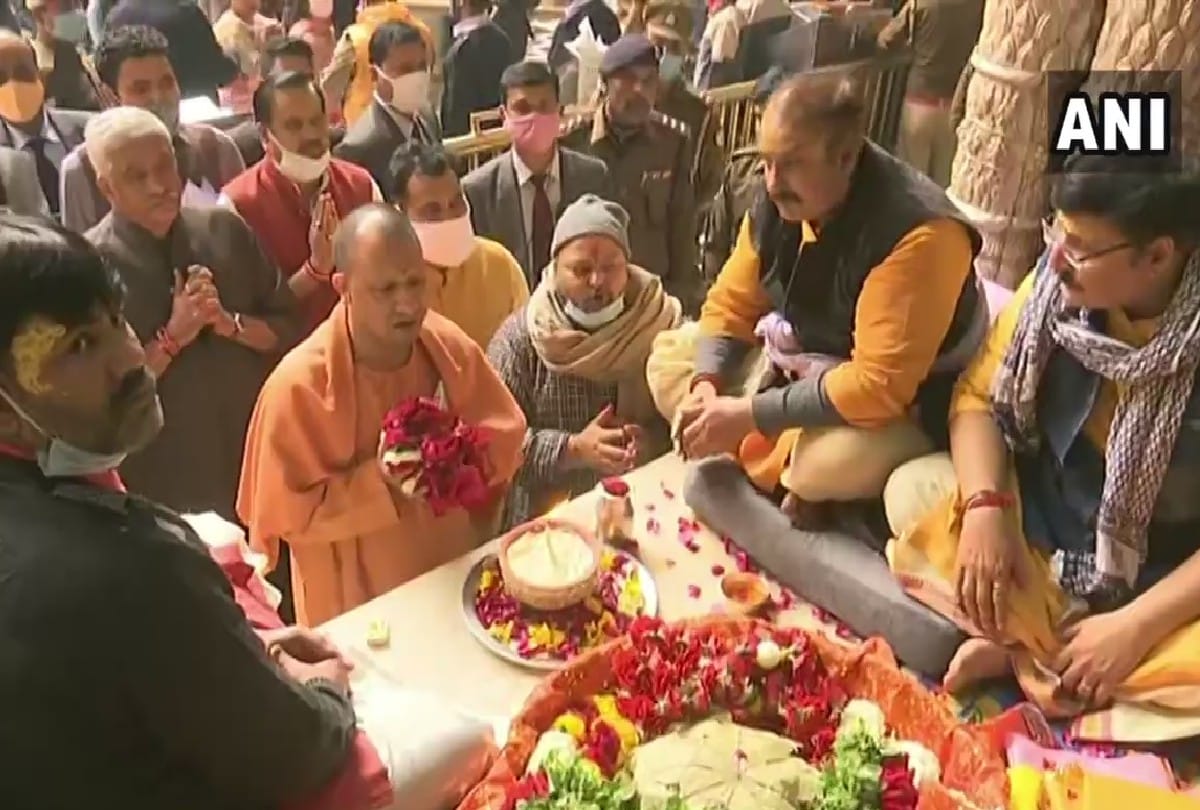 chief minister yogi adityanath performs worship at banke bihari temple vrindavan