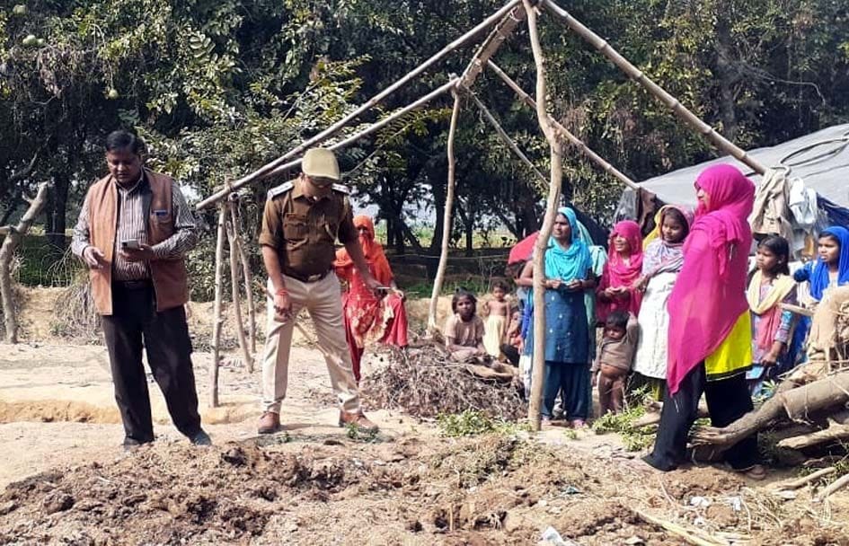 graam samaaj kee jameen par kabja karane vaale saat pakade