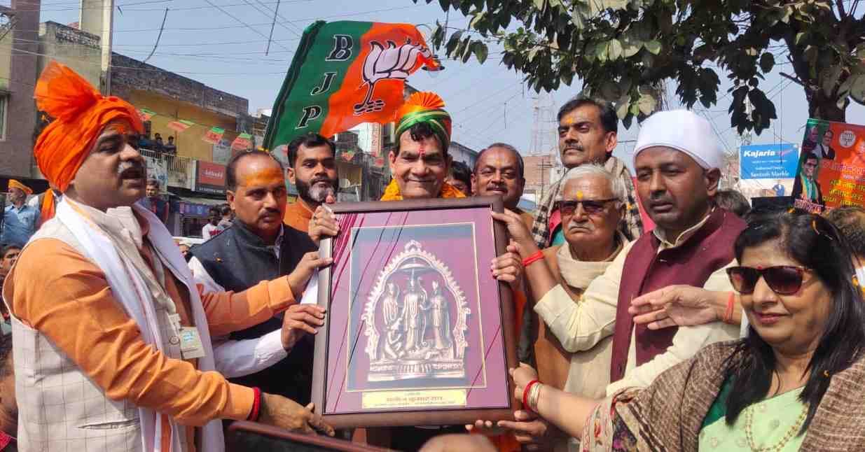 MLC AK Sharma takes a bath at Sheetla Mata Temple
