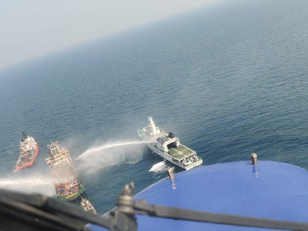 Gujarat: boat caught fire, Coast Guard rescues seven fishermen