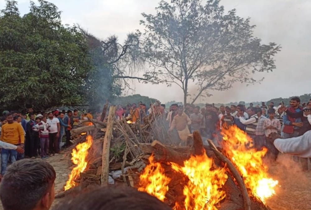 Dead bodies of people died in Kannauj accident cremated in Lucknow.
