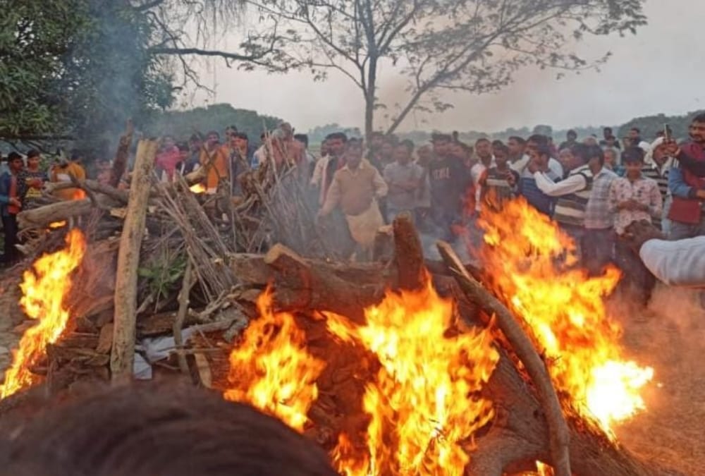 Dead bodies of people died in Kannauj accident cremated in Lucknow.