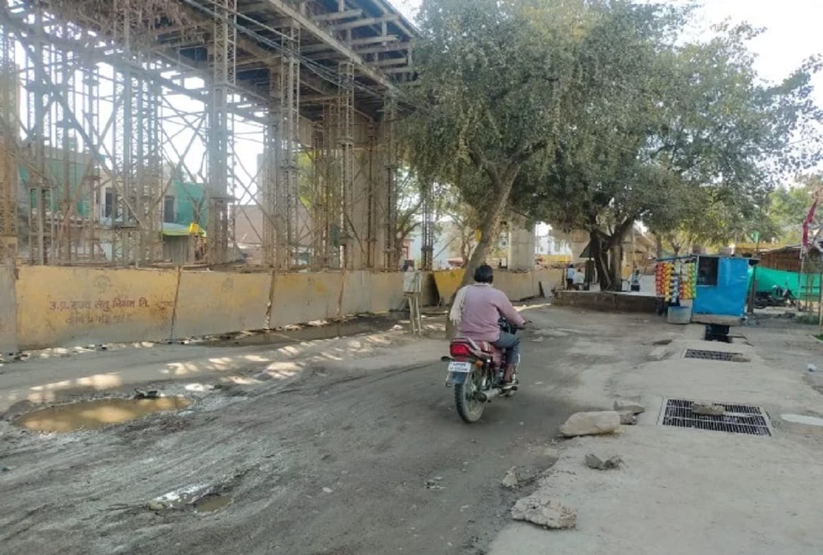 people are in trouble due to underconstruction overbridge