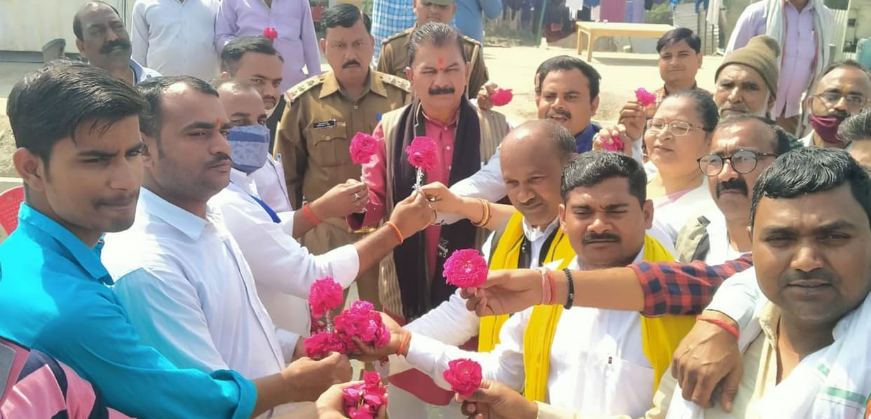 protest,valentine day,fathepur news,toolplaza,give rose