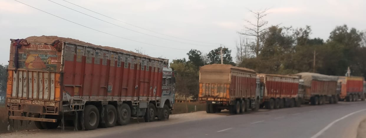 overload truck,fathepur news,50 seez,arto and sdm,team run
