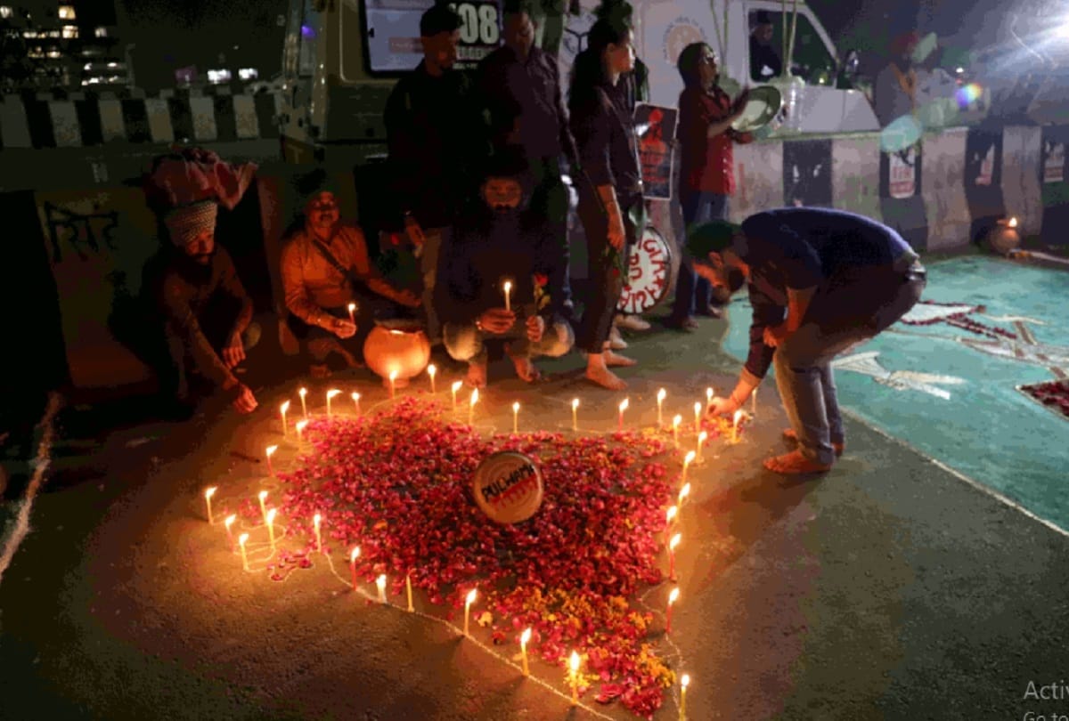 Farmers took out candle march on borders of Delhi to pay tribute to martyrs soldiers in Pulwama attack