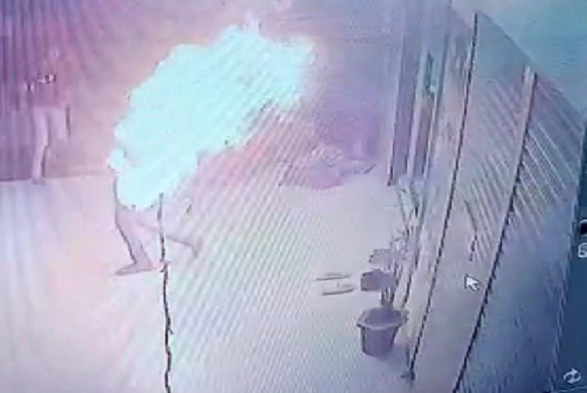 Lover sets himself on fire in front of girls shop