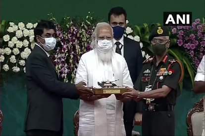 सेनाध्यक्ष को अर्जुन टैंक की चाबी देते हुए पीएम मोदी