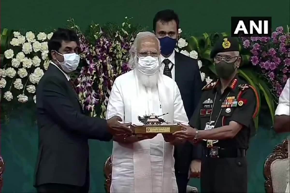 PM Narendra Modi hands over indigenous Arjun tank to Indian Army Chief General MM Naravane tamilnadu chennai
