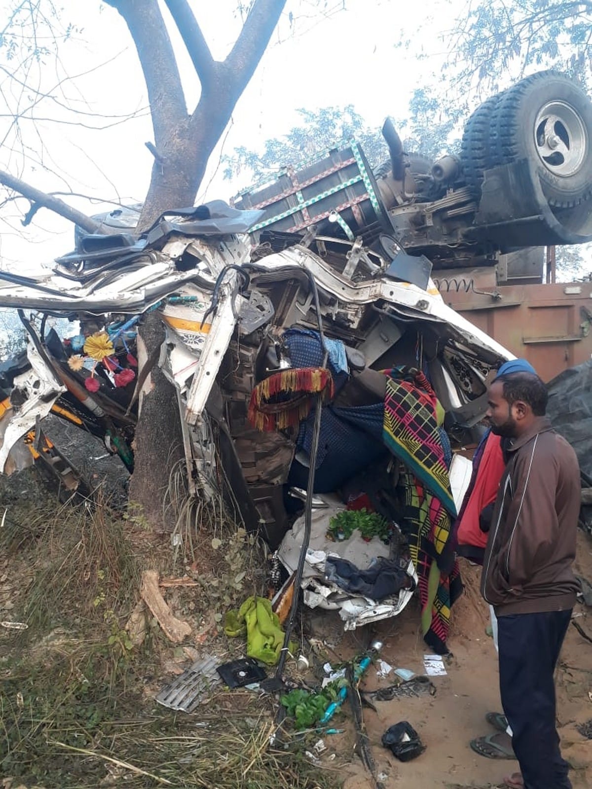 Three people died in truck magic vehicle collision on road accident azamgarh gorakhpur highway