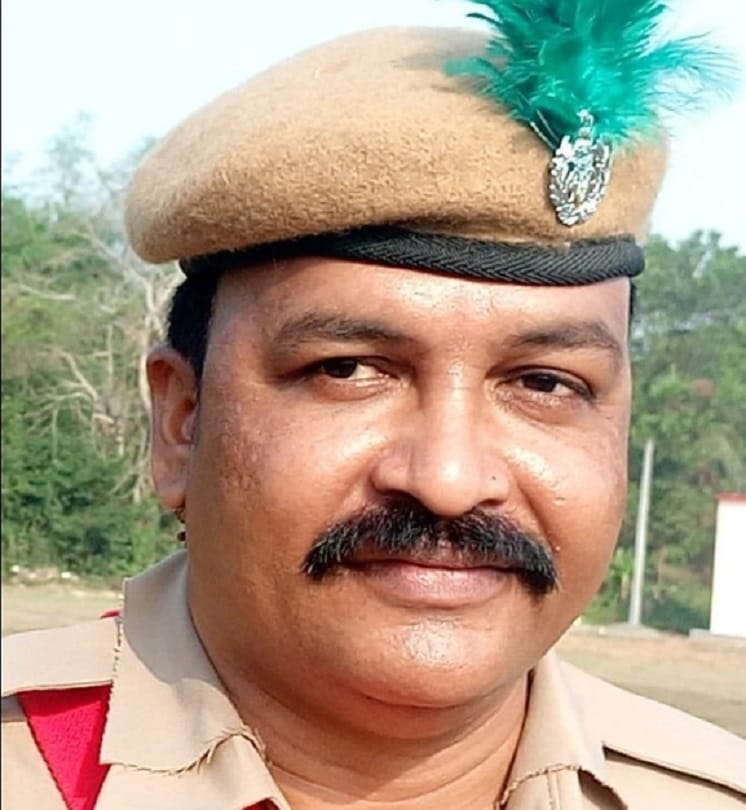 Odisha: A police constable saved three children from drunken fathers car in Kendrapada district