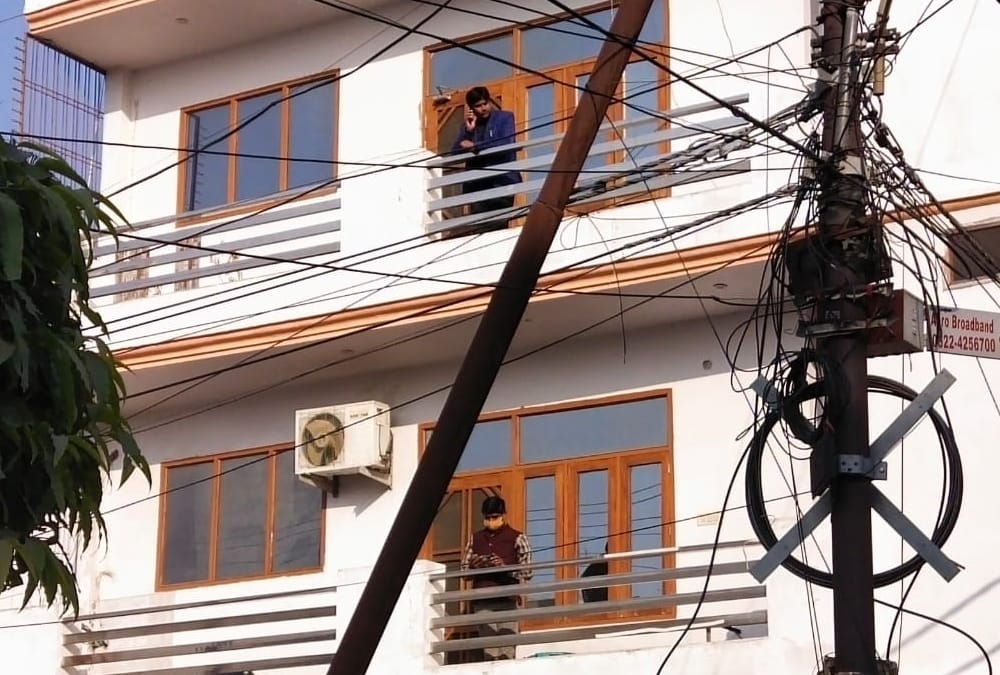 Gym trainer commits suicide in a hotel room in Lucknow.