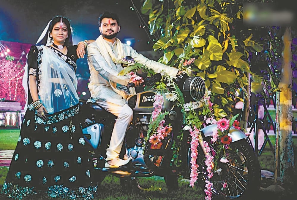 This is how couple of lucknow celebrationg valentine day.