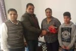काशीपुर में डब्ल्यूडब्ल्यूई बीबी बुलबुल का स्वागत करते खिलाड़ी।
