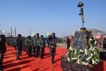 लेथपोरा में पुलवामा हमले की दूसरी बरसी पर शहीदों को पुष्पांजलि अर्पित करते अधिकारी और जवान।