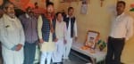 फूलपुर भाजपा कार्यालय पर पुलवामा के शहीदों को श्रद्धांजलि देते कार्यकर्ता।