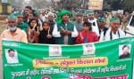 शहीदों की याद में कैंडल मार्च निकालते किसान नेता।