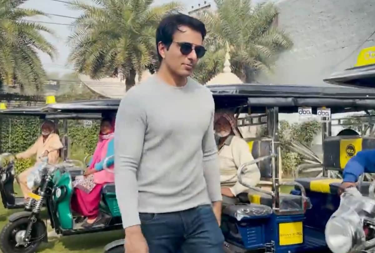 Sonu Sood distributes e-rickshaws to needy, video goes viral; again impress netizens